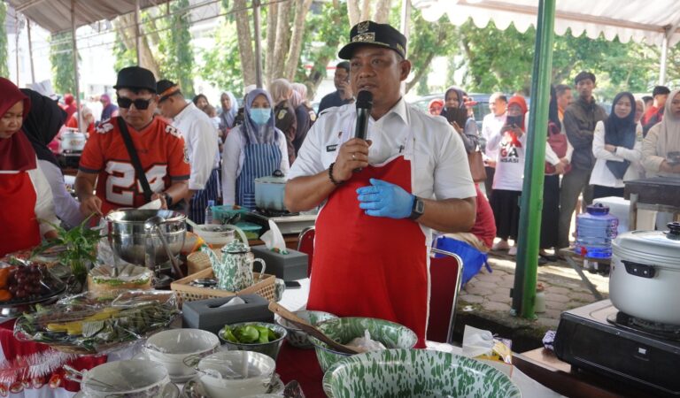 Bupati Luwu Buka Lomba Masak Kapurung di HUT RI ke-80