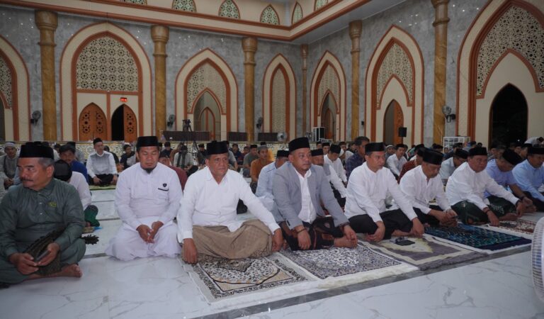 Tarawih Perdana, Bupati Luwu Serukan Perbaikan Diri