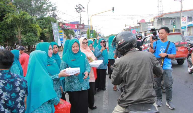 TP PKK dan DWP Luwu Bagi Takjil dan Gelar Buka Puasa Bersama
