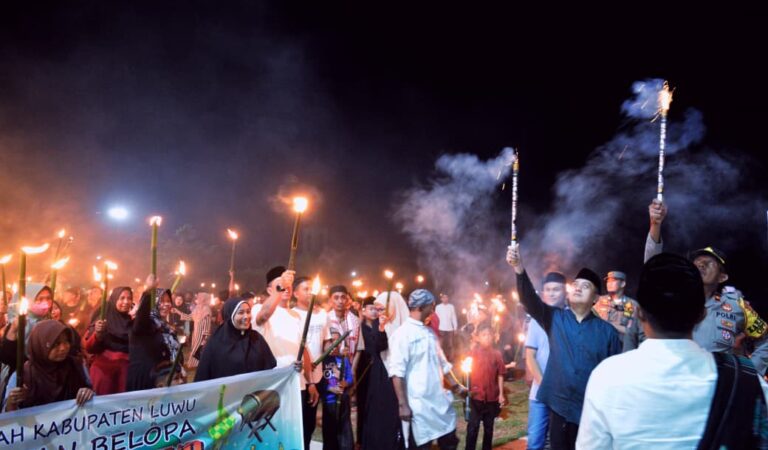Sekda Luwu Lepas Takbir Keliling 1.003 Obor di Belopa