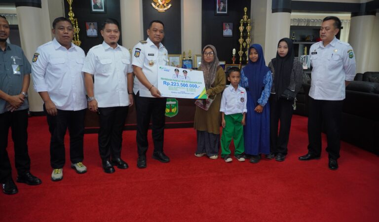 Keluarga Nelayan Bone Pute Terima Santunan Rp223,5 Juta dari Bupati Luwu